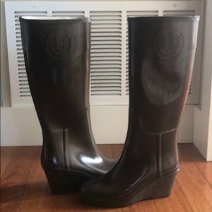 Hunter rain boots in brown with a wedge. Size 8.